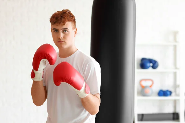 ジムで若い赤毛ボクサーのトレーニング — ストック写真
