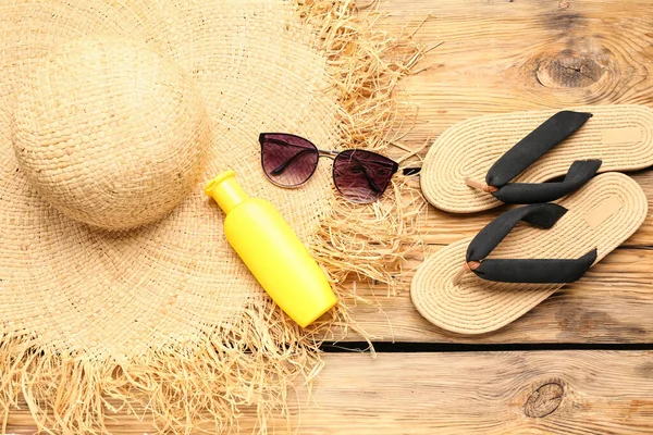 Sunglasses Flip Flops Wicker Hat Bottle Sunscreen Cream Wooden Background — Stock Photo, Image