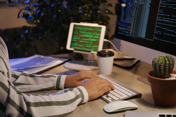 Kvinnlig Programmerare Arbetar Med Dator Kontoret Natten Närbild — Stockfoto