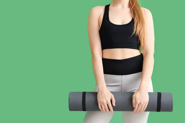 Junge Frau Sportbekleidung Und Mit Yogamatte Auf Grünem Hintergrund — Stockfoto