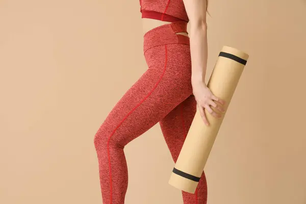 Jeune Femme Vêtements Sport Avec Tapis Yoga Sur Fond Beige — Photo