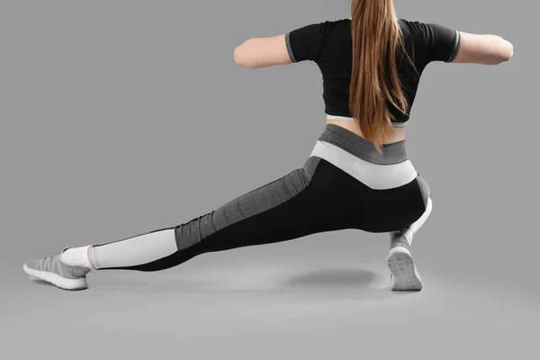 Junge Frau Sportbekleidung Auf Grauem Hintergrund Rückseite — Stockfoto