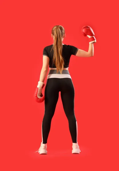 Mladá Žena Sportovním Oblečení Boxerské Rukavice Červeném Pozadí Pohled Zezadu — Stock fotografie
