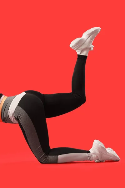 Sportliche Junge Frau Leggings Auf Rotem Hintergrund — Stockfoto
