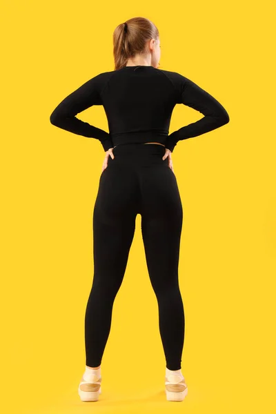 Mladá Žena Sportovním Oblečení Žlutém Pozadí Pohled Zezadu — Stock fotografie