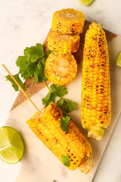 Board Tasty Grilled Corn Cobs Parsley White Background — Stock Photo, Image