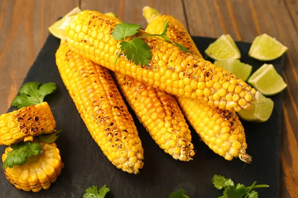 Board Tasty Grilled Corn Cobs Lime Wooden Background — Stock Photo, Image