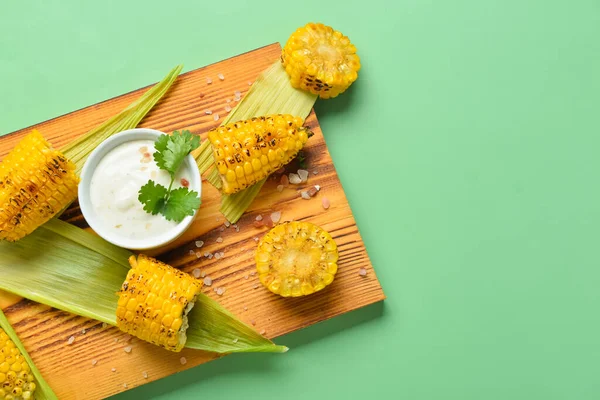 Wooden Board Tasty Grilled Corn Sauce Cobs Green Background — Stock Photo, Image
