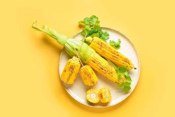Plate Tasty Grilled Corn Cobs Parsley Yellow Background — Stock Photo, Image