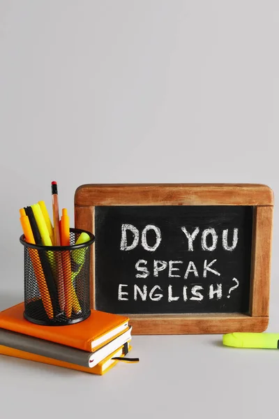 Kantoor Schoolbord Met Vraag Spreek Engels Grijze Achtergrond — Stockfoto