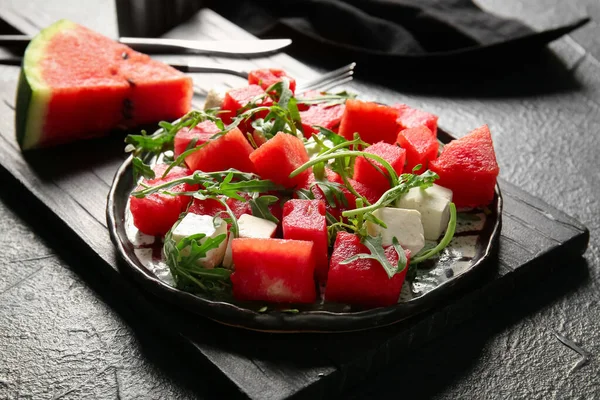 Plaat Van Smakelijke Watermeloen Salade Zwarte Achtergrond — Stockfoto