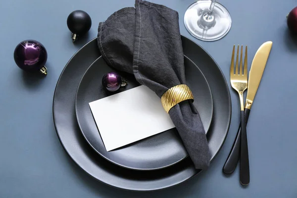 Schöne Tischdekoration Für Die Weihnachtsfeier Auf Grauem Hintergrund — Stockfoto