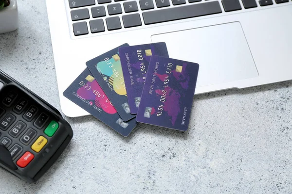 Laptop Payment Terminal Credit Cards Grunge Grey Background — Stock Photo, Image