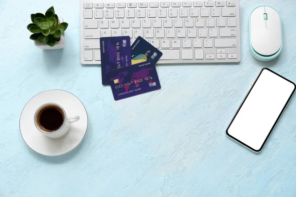 Klawiatura Kart Kredytowych Telefon Komórkowy Filiżanka Kawy Tle Koloru — Zdjęcie stockowe
