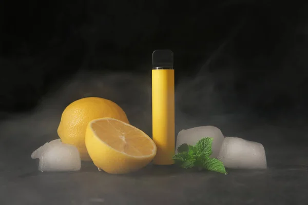 Cigarro Eletrônico Com Limão Cubos Gelo Fumaça Fundo Preto — Fotografia de Stock