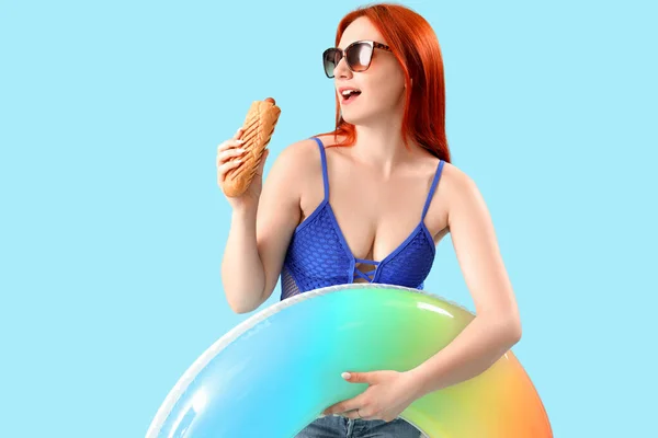 Schöne Junge Frau Mit Französischem Hot Dog Und Aufblasbarem Ring — Stockfoto