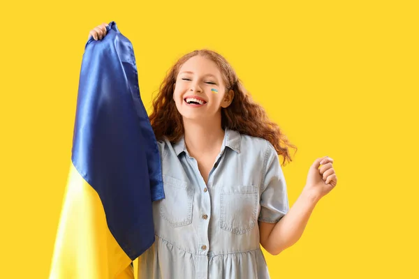 Mooie Gelukkige Jonge Vrouw Met Oekraïense Vlag Gele Achtergrond — Stockfoto