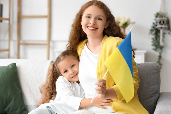 Щаслива Дівчинка Мати Українським Прапором Сидять Дивані Вітальні — стокове фото