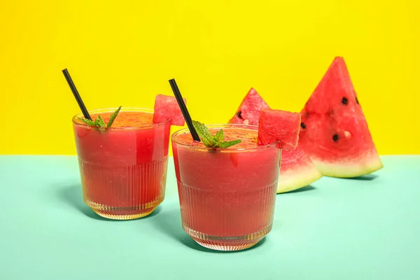 Gläser Leckerer Wassermelonensaft Mit Minze Auf Buntem Hintergrund — Stockfoto