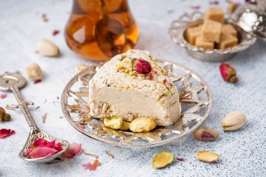 Açık arkaplanda Tahini halkası olan bir tabak.