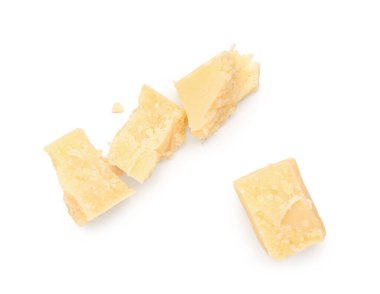 Beyaz arka planda lezzetli parmesan peyniri parçaları.