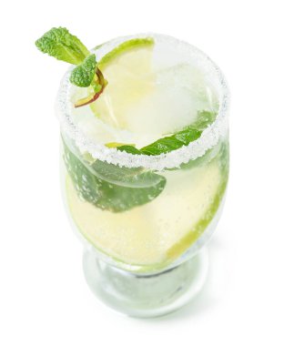 Beyaz arka planda izole edilmiş bir bardak mojito.