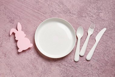 Bebek için kap kacak ve grunge pembe arka planda kağıt tavşan.