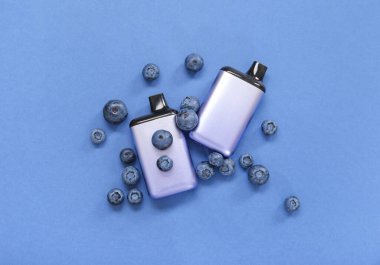 Mavi arka planda yabanmersinli elektronik sigaralar.