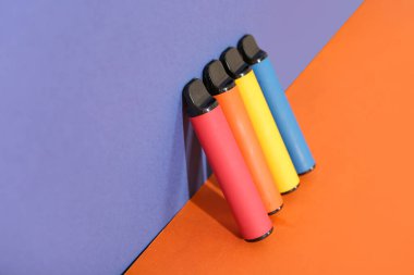 Renkli arka planda elektronik sigaralar