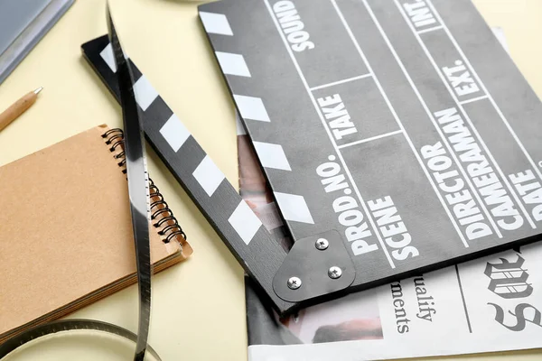 Film Clapper Met Krant Notebook Film Beige Achtergrond Close — Stockfoto