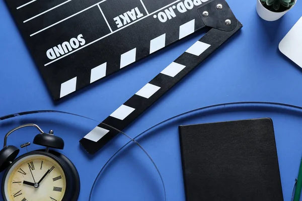 Mavi Zemin Üzerinde Film Alkışları Film Makarası Alarm Saati Olan — Stok fotoğraf