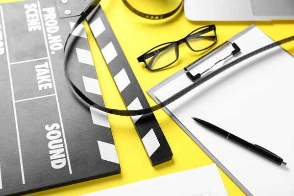 Clipboard Klapką Filmową Okularami Żółtym Tle Zbliżenie — Zdjęcie stockowe