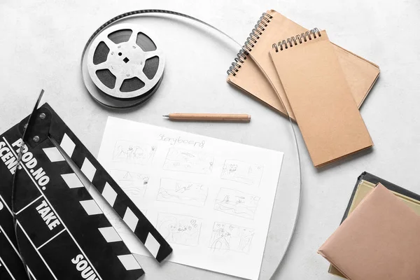 Movie Clapper Storyboard Notebook Και Κύλινδρο Φιλμ Ελαφρύ Φόντο — Φωτογραφία Αρχείου