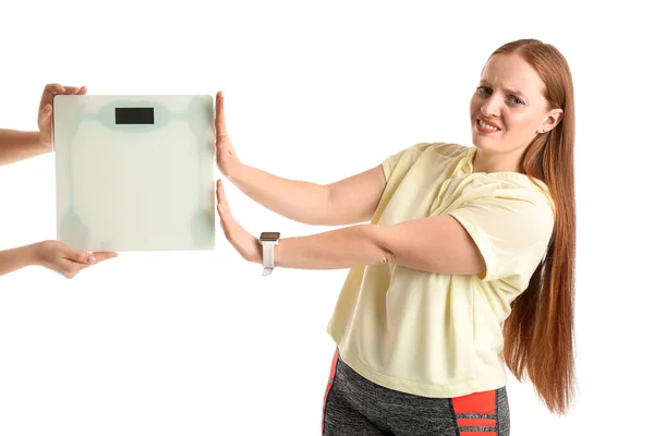 Unzufriedene Junge Übergewichtige Frau Lehnt Waage Auf Weißem Hintergrund — Stockfoto