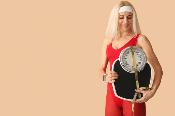 Wanita Dewasa Sporty Dengan Sisik Dan Ukuran Pita Pada Latar — Stok Foto
