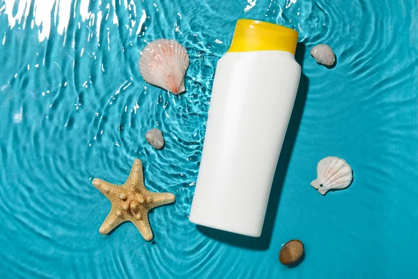 Crema Protector Solar Con Estrellas Mar Conchas Marinas Agua Sobre — Foto de Stock
