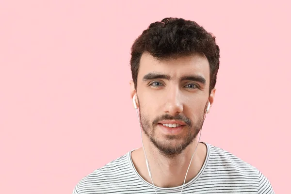 Junger Brünetter Mann Mit Kopfhörern Auf Rosa Hintergrund Nahaufnahme — Stockfoto