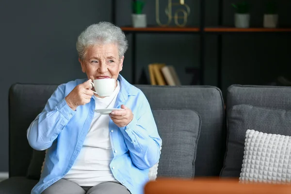 Seniorin Trinkt Kaffee Hause — Stockfoto