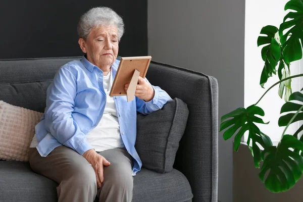 Senior Woman Photo Frame Sitting Sofa Home — Stock Photo, Image