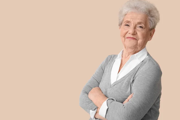 Senior Vrouw Beige Achtergrond — Stockfoto