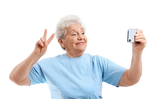 Starsza Kobieta Telefonem Komórkowym Robi Selfie Białym Tle — Zdjęcie stockowe