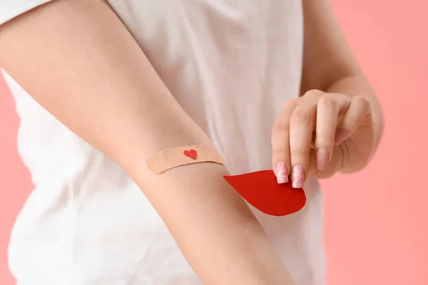Doador Feminino Com Adesivo Médico Aplicado Gota Sangue Papel Sobre — Fotografia de Stock