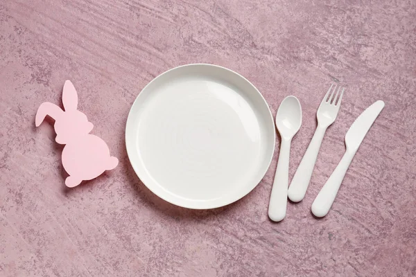 Πιάτο Διατροφικά Σκεύη Για Μωρό Και Χάρτινο Κουνέλι Grunge Ροζ — Φωτογραφία Αρχείου