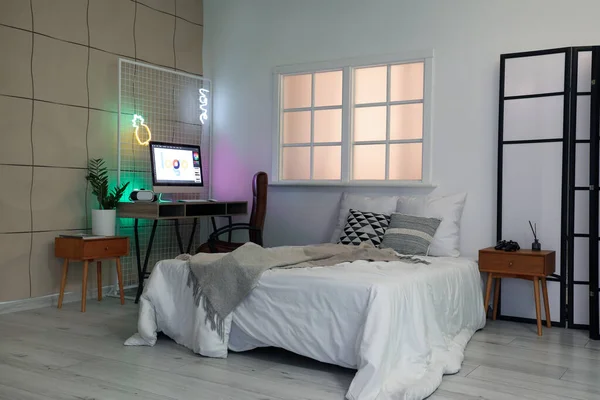 居心地の良いベッドとテーブル上のモダンなコンピュータの子供用ベッドルームのインテリア — ストック写真