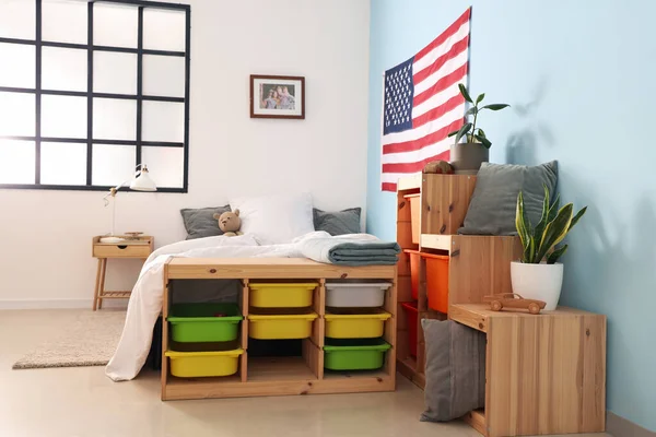 Innenraum Des Kinderzimmers Mit Gemütlichem Bett Usa Flagge Und Regalen — Stockfoto