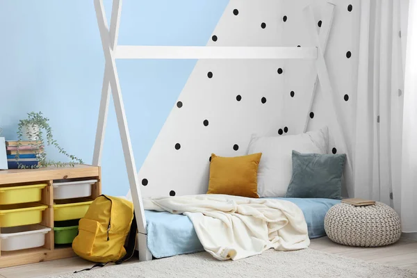 아늑한 주머니가있는 어린이 침실의 인테리어 — 스톡 사진