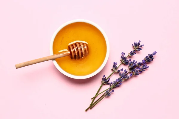 Schaal Van Zoete Lavendel Honing Dipper Bloemen Roze Achtergrond — Stockfoto