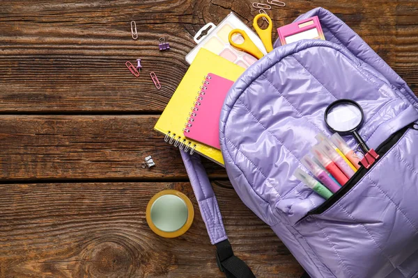 Lilac Σχολική Τσάντα Πλάτης Μπουκάλι Χυμό Και Διάφορα Χαρτικά Ξύλινο — Φωτογραφία Αρχείου