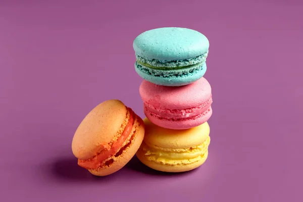 Different Tasty Sweet Macaroons Purple Background — Stock Photo, Image