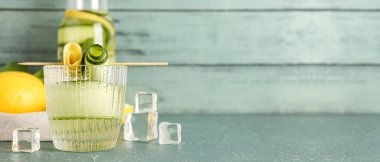 Masada salatalıklı bir bardak soğuk limonata. Tasarım için pankart